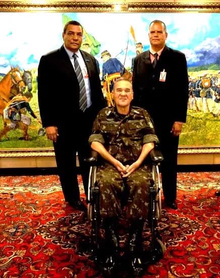 Comandante do Exército Brasileiro recebendo o Presidente e Diretoria da Associação