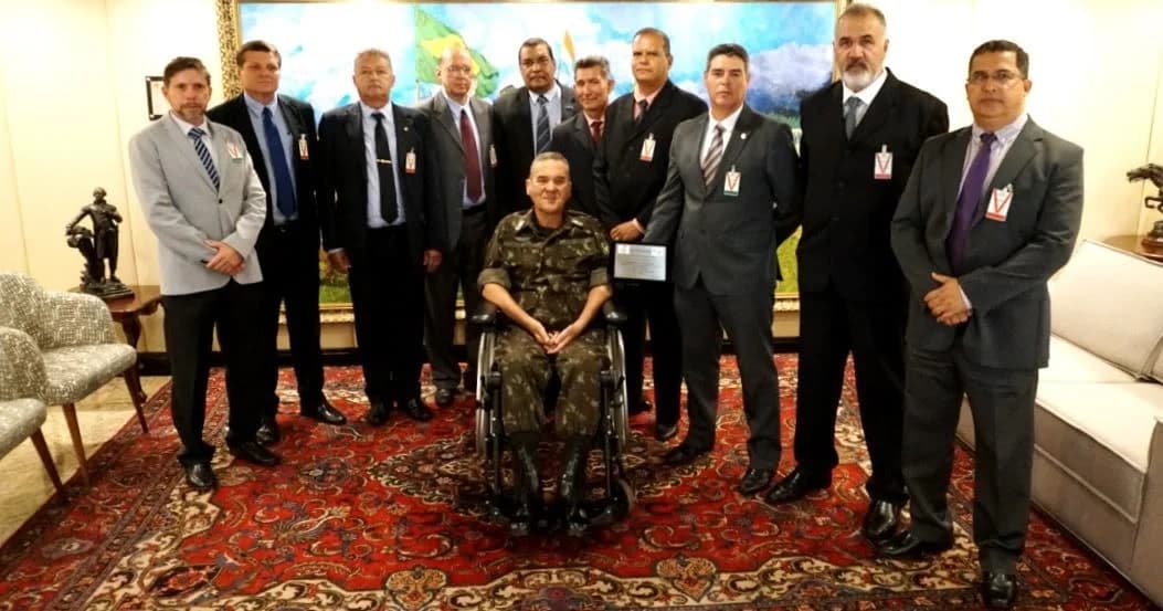 Reunião estratégica com lideranças militares