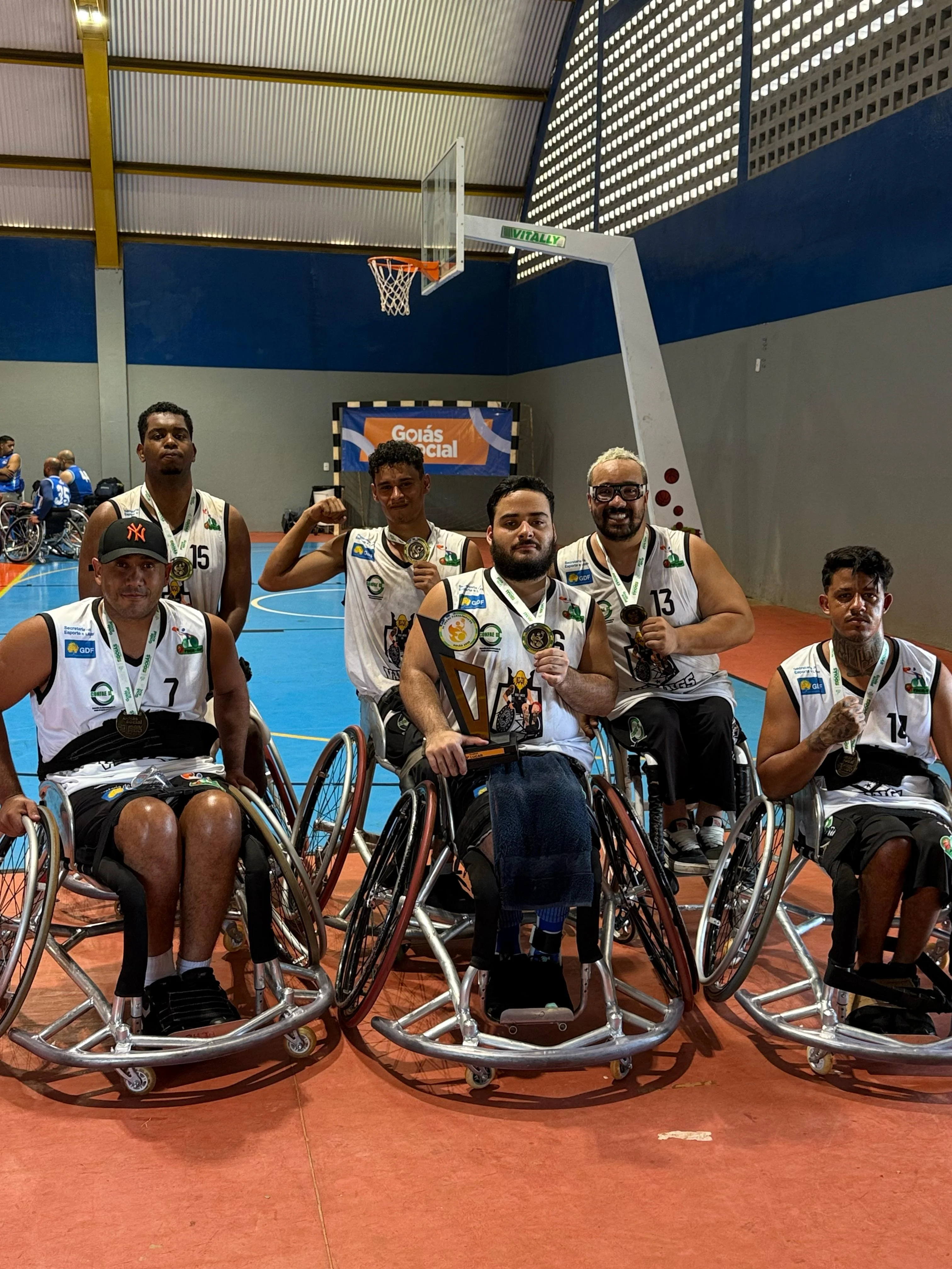 Time campeão com troféu e medalhas em Goiânia — 3º lugar