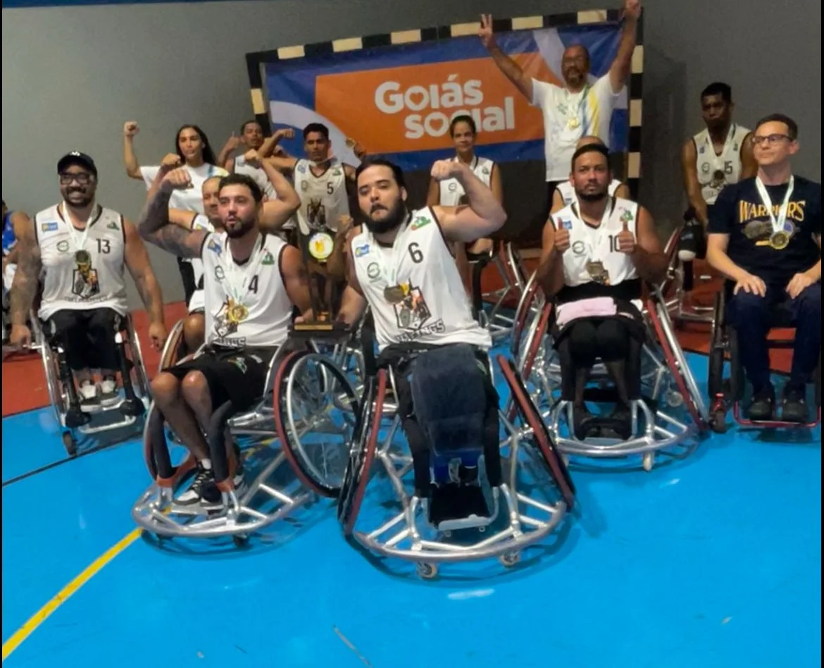 Time comemorando vitória no campeonato regional