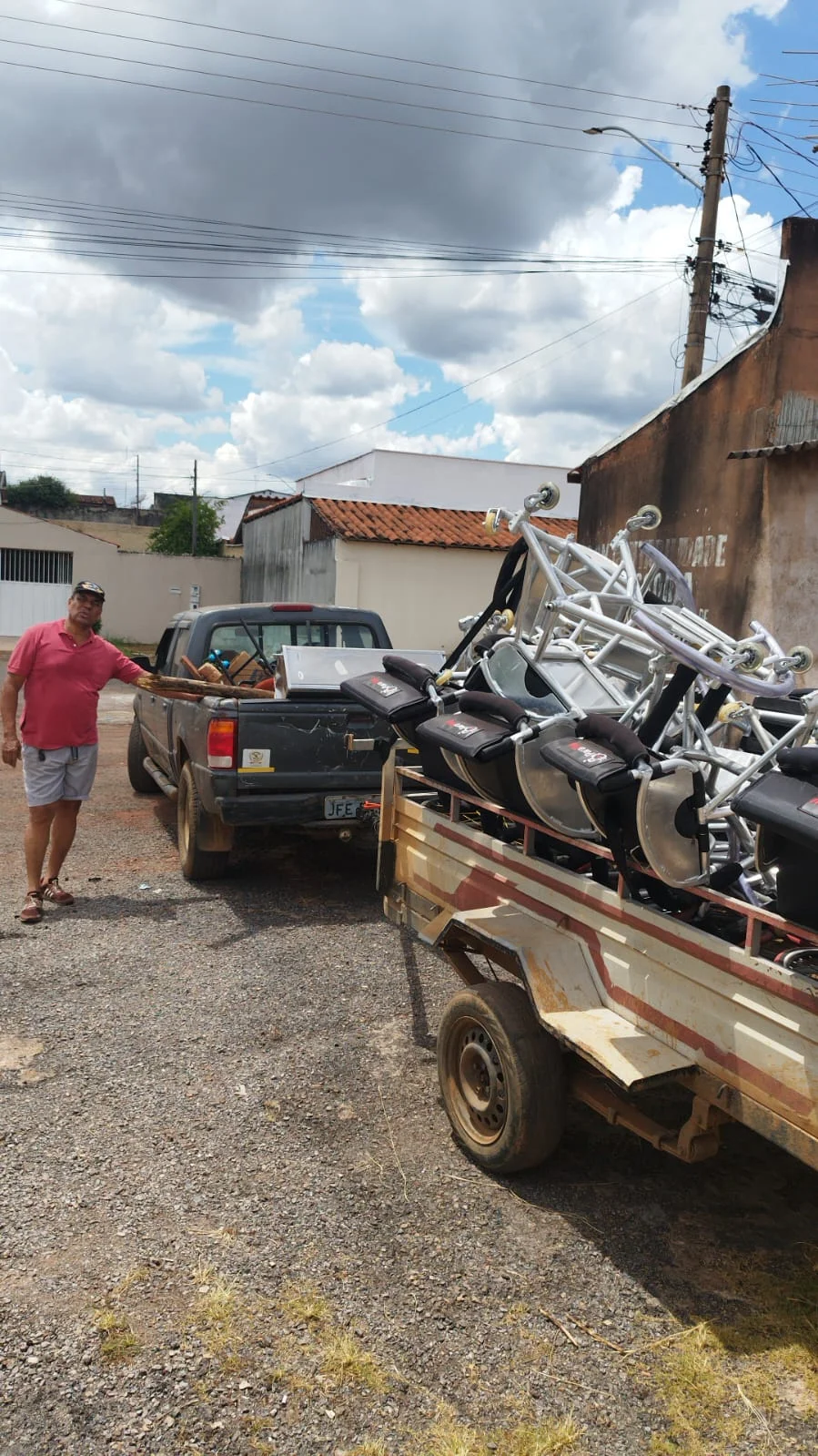 Cadeiras de rodas esportivas carregadas em reboque para treino