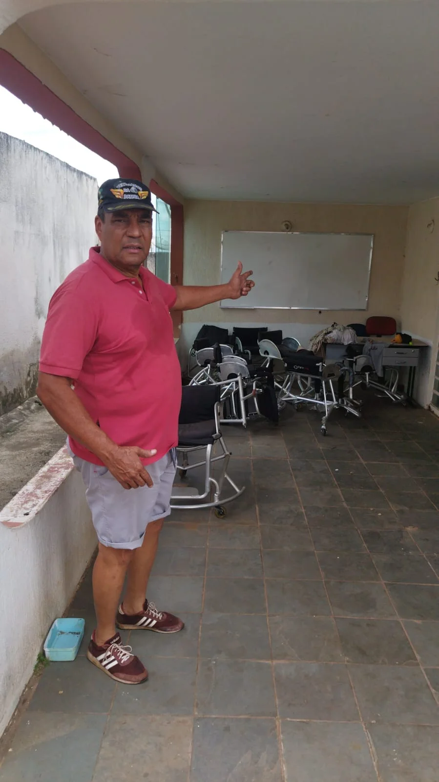 Cadeiras de rodas esportivas armazenadas para os treinos