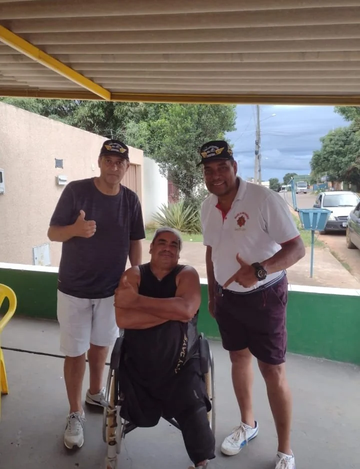 SGT Barbosa realizando doação de cadeira de rodas