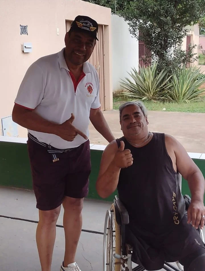 SGT Barbosa e atleta comemorando recebimento de cadeira — joinha