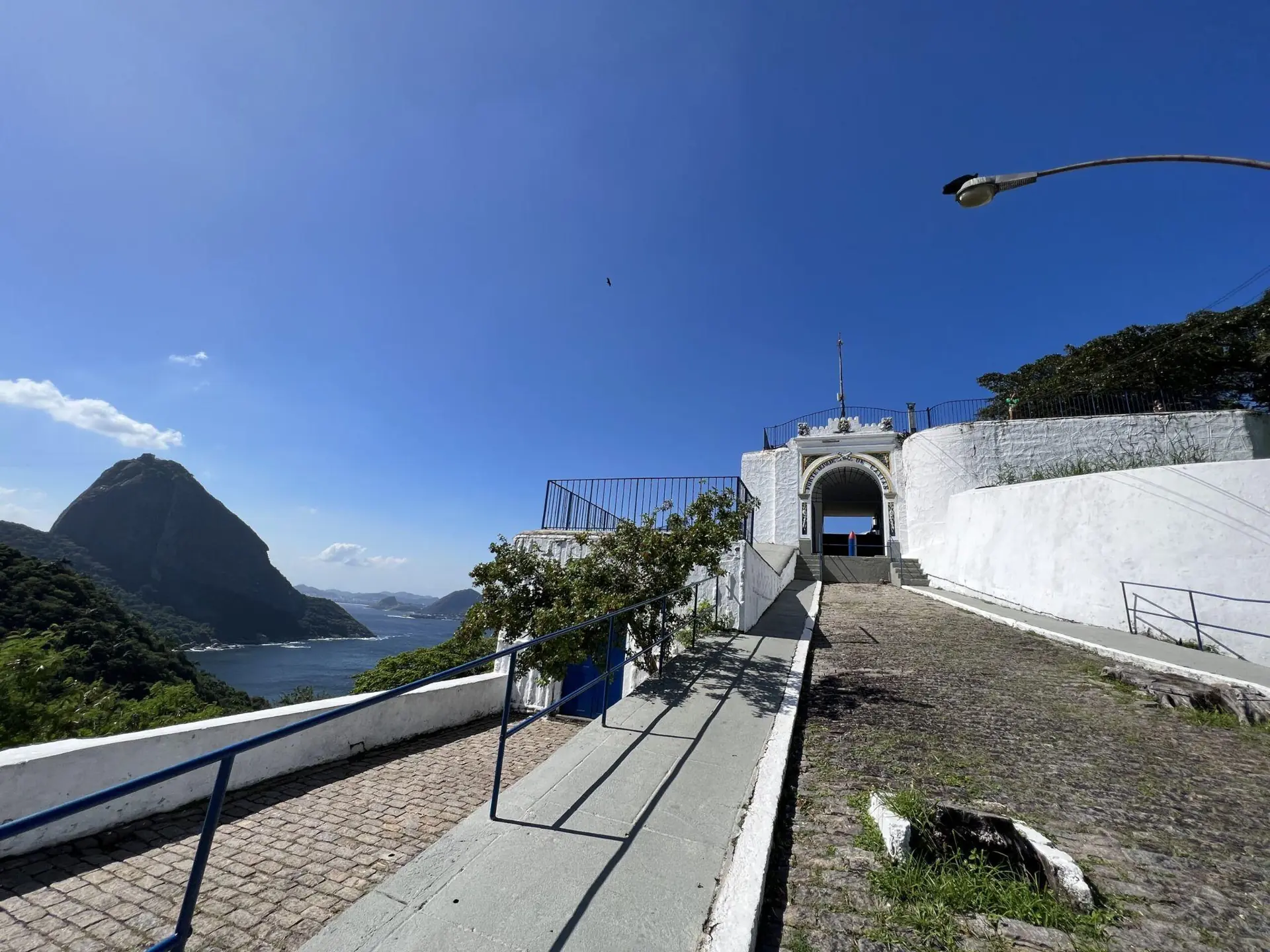 Entrada principal do Forte Duque de Caxias com o Pão de Açúcar ao fundo