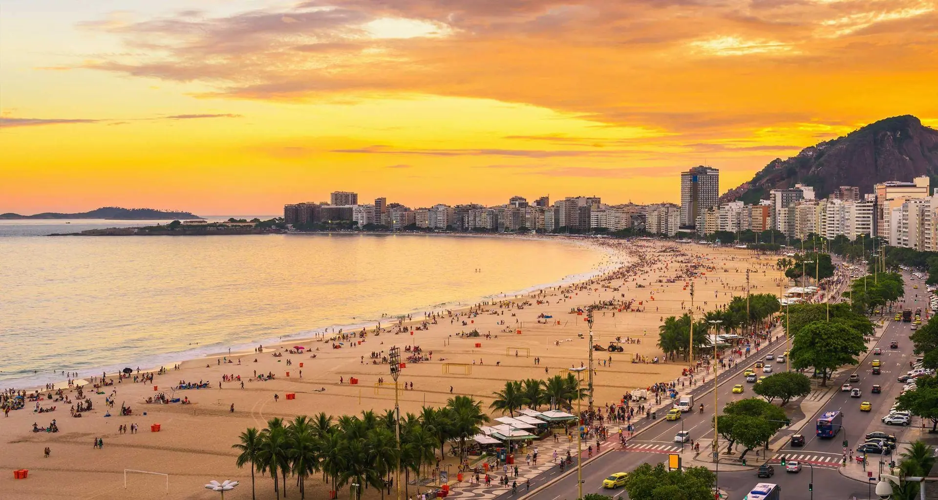 Praia de Copacabana ao entardecer — vista elevada com o Morro do Leme