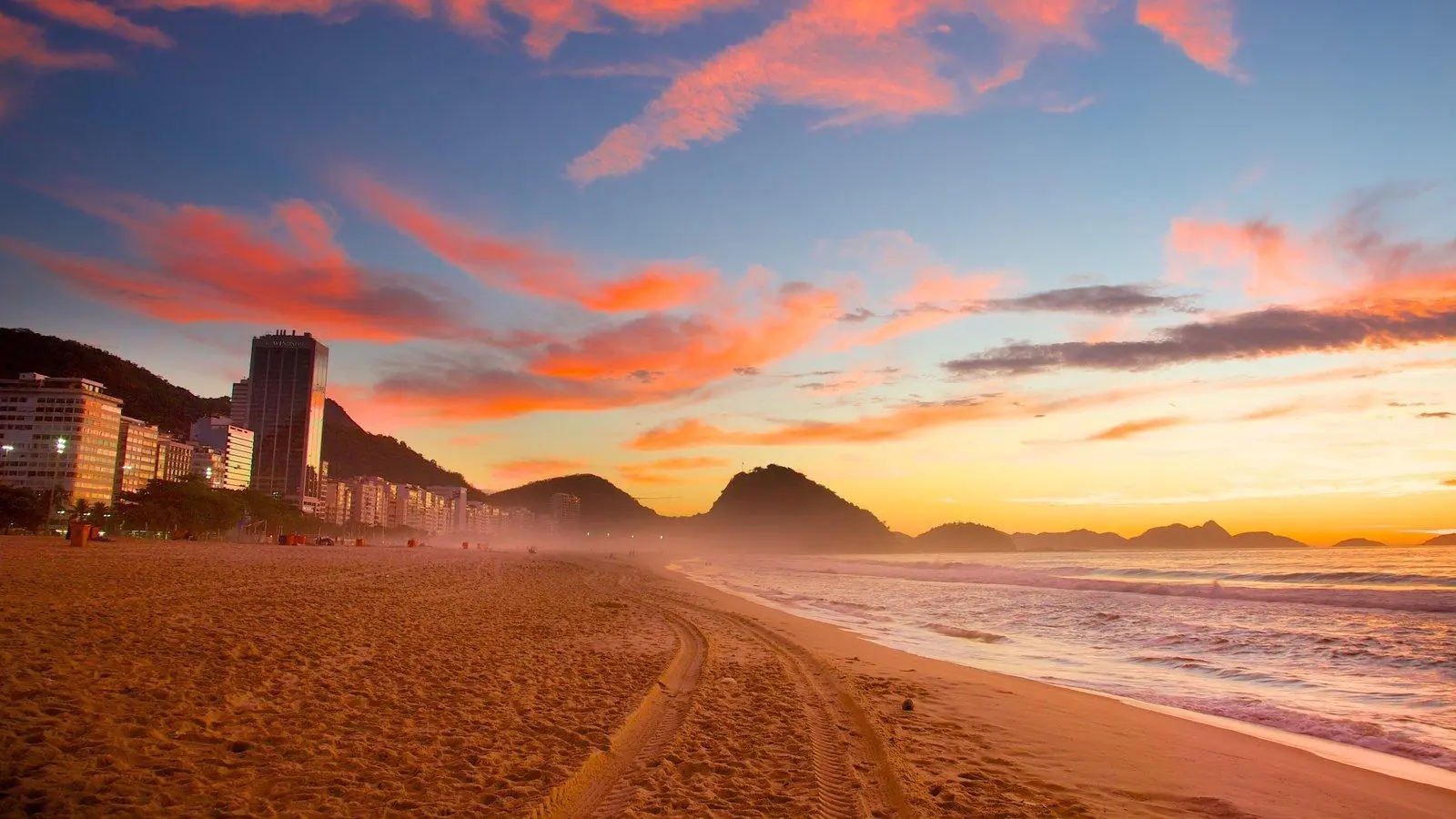 Pôr do sol na Praia de Copacabana — céu em tons de rosa e laranja