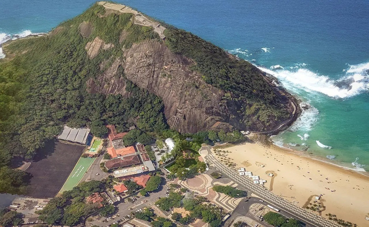 Vista aérea do Morro do Leme — instalações militares e Praia do Leme