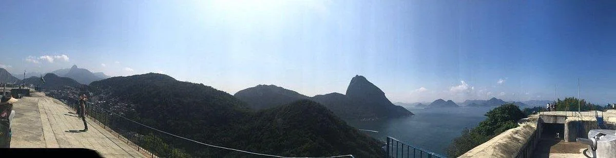 Vista panorâmica do terraço do Forte do Leme — Pão de Açúcar e Baía de Guanabara