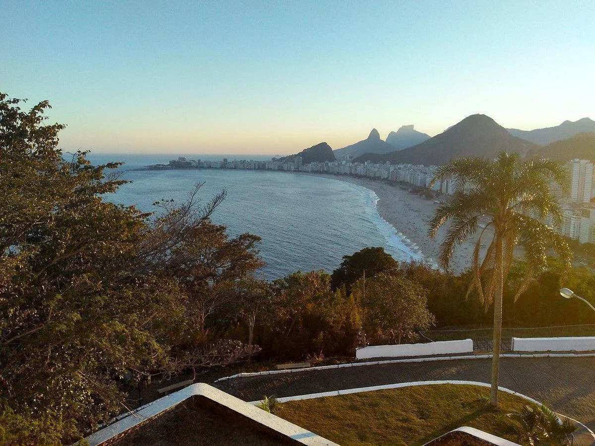 Vista do Forte do Leme ao entardecer com Copacabana ao fundo
