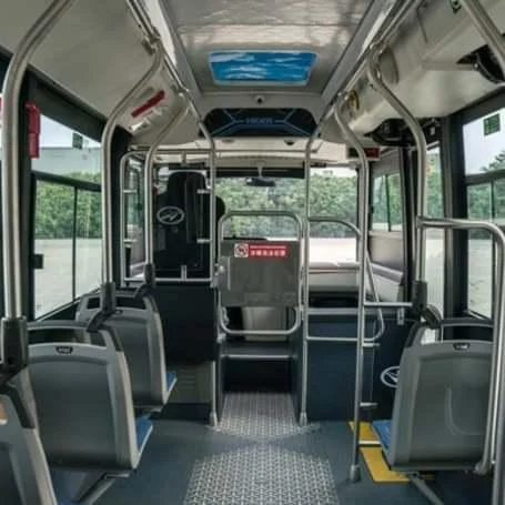 Interior do micro-ônibus elétrico Higer — conforto e sustentabilidade no percurso ao Forte
