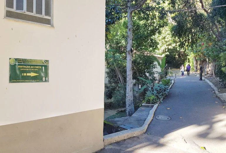 Placa de visitação ao Forte Duque de Caxias na entrada da trilha