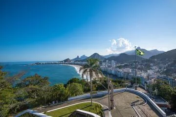 Vista aérea da Praia do Leme com bandeira brasileira hasteada e Morro Dois Irmãos