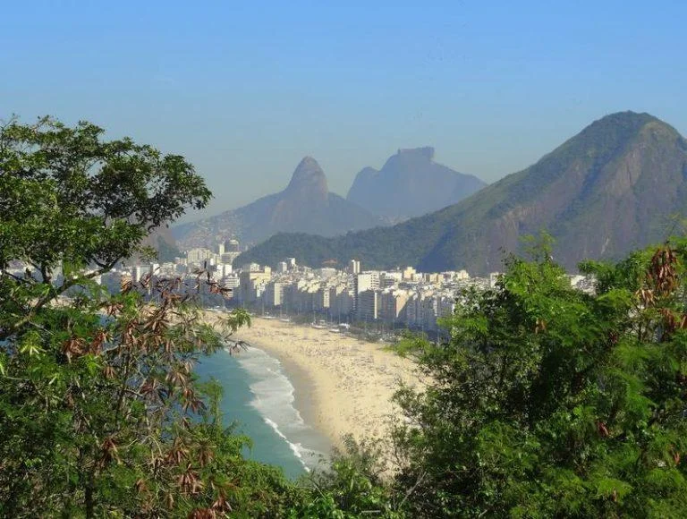 Praia de Copacabana vista do alto do Forte do Leme — paisagem natural e urbana