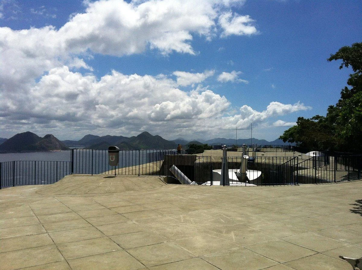 Plataforma de observação do Forte do Leme com vista para a Baía de Guanabara