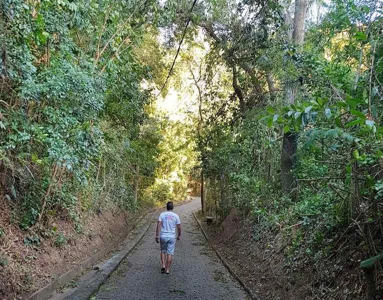 Trilha arborizada de acesso ao Forte Duque de Caxias — percurso ecológico