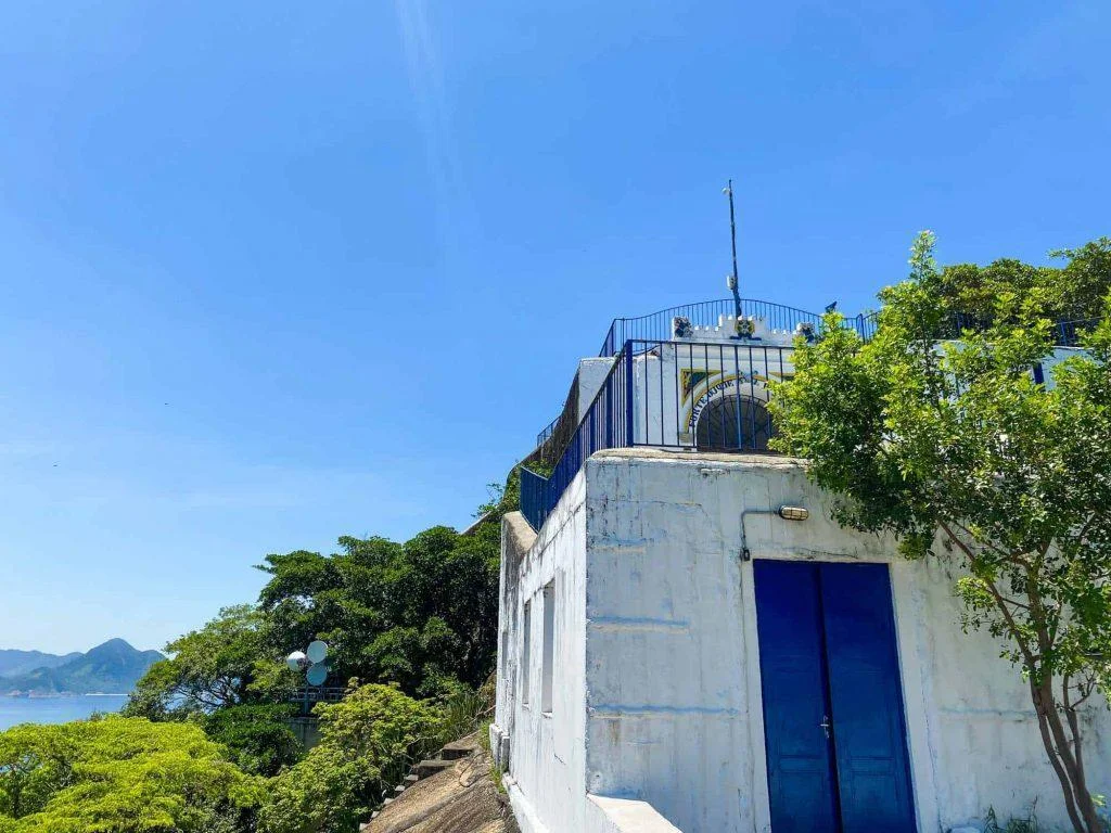 Edificação histórica do Forte Duque de Caxias — estrutura preservada com porta azul