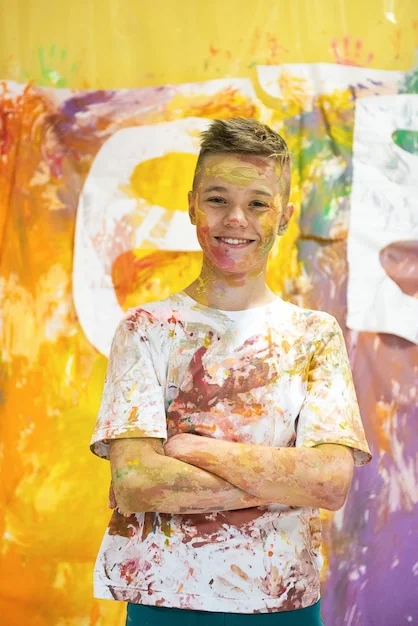 Jovem em atividade de arte e pintura — expressão cultural