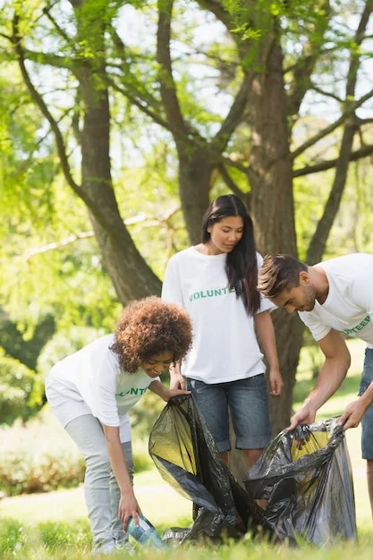 Jovens voluntários coletando resíduos — educação ambiental