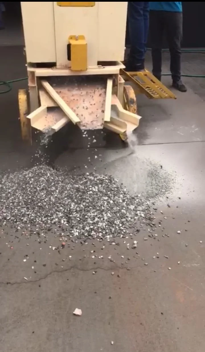 Máquina trituradora em operação processando material reciclado