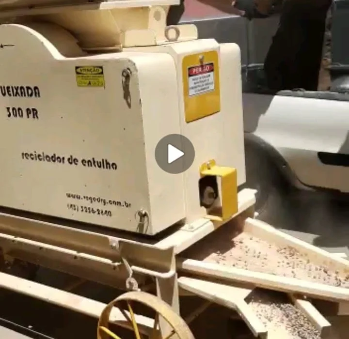 Recicladora de entulho em operação no pátio de materiais
