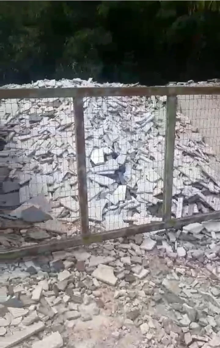 Acúmulo de entulho na área de triagem — cerca metálica